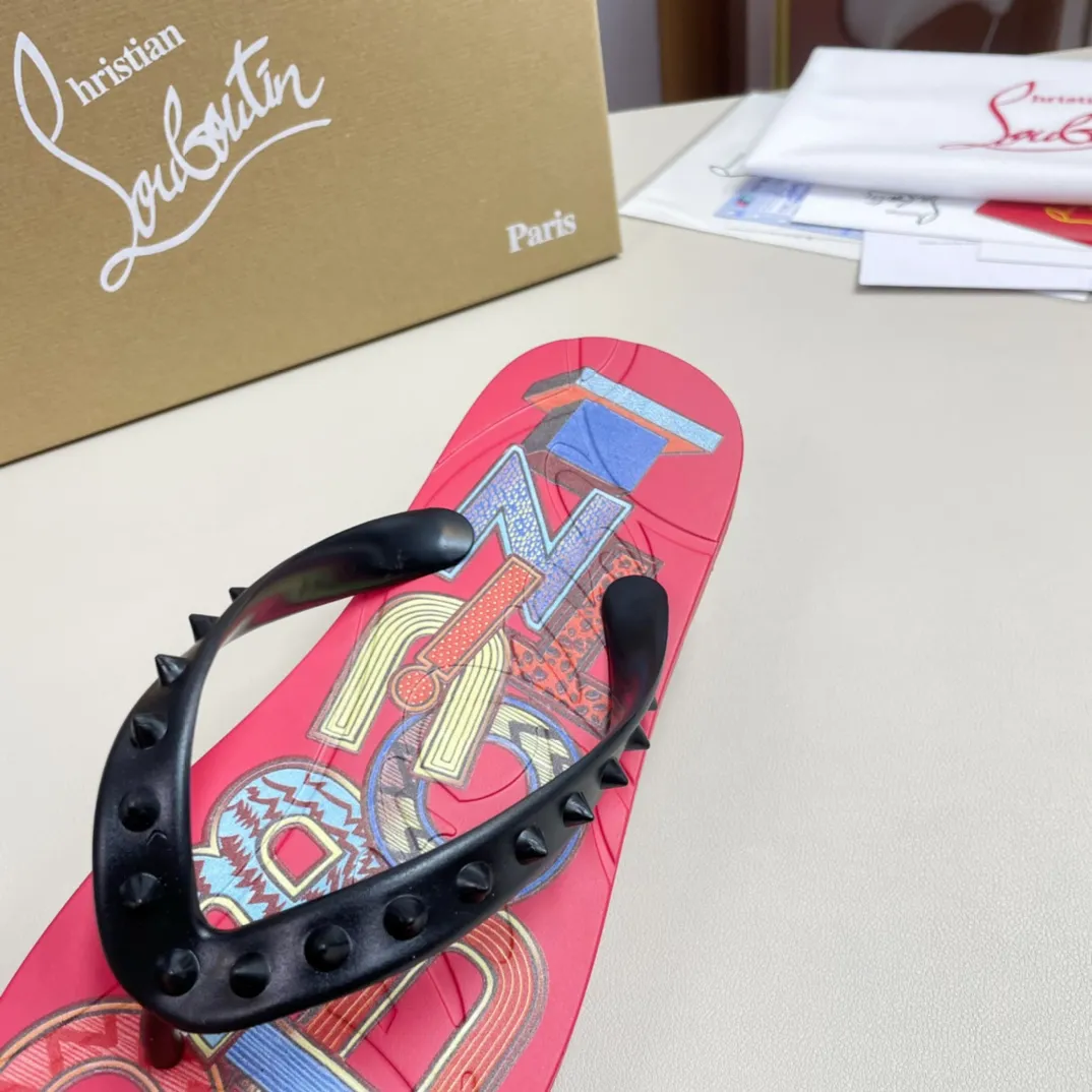 [CL red sole shoes] P: 280💰 size 38-45 Men’s classic slippers, made on the official website 1:1, the original factory specializes in original materials ➖ OEM 3D printing pattern production ➖ Original ultra-light anti-slip outsole. Super fashionable and super comfortable, handsome on the feet, a must-have for men in summer! !